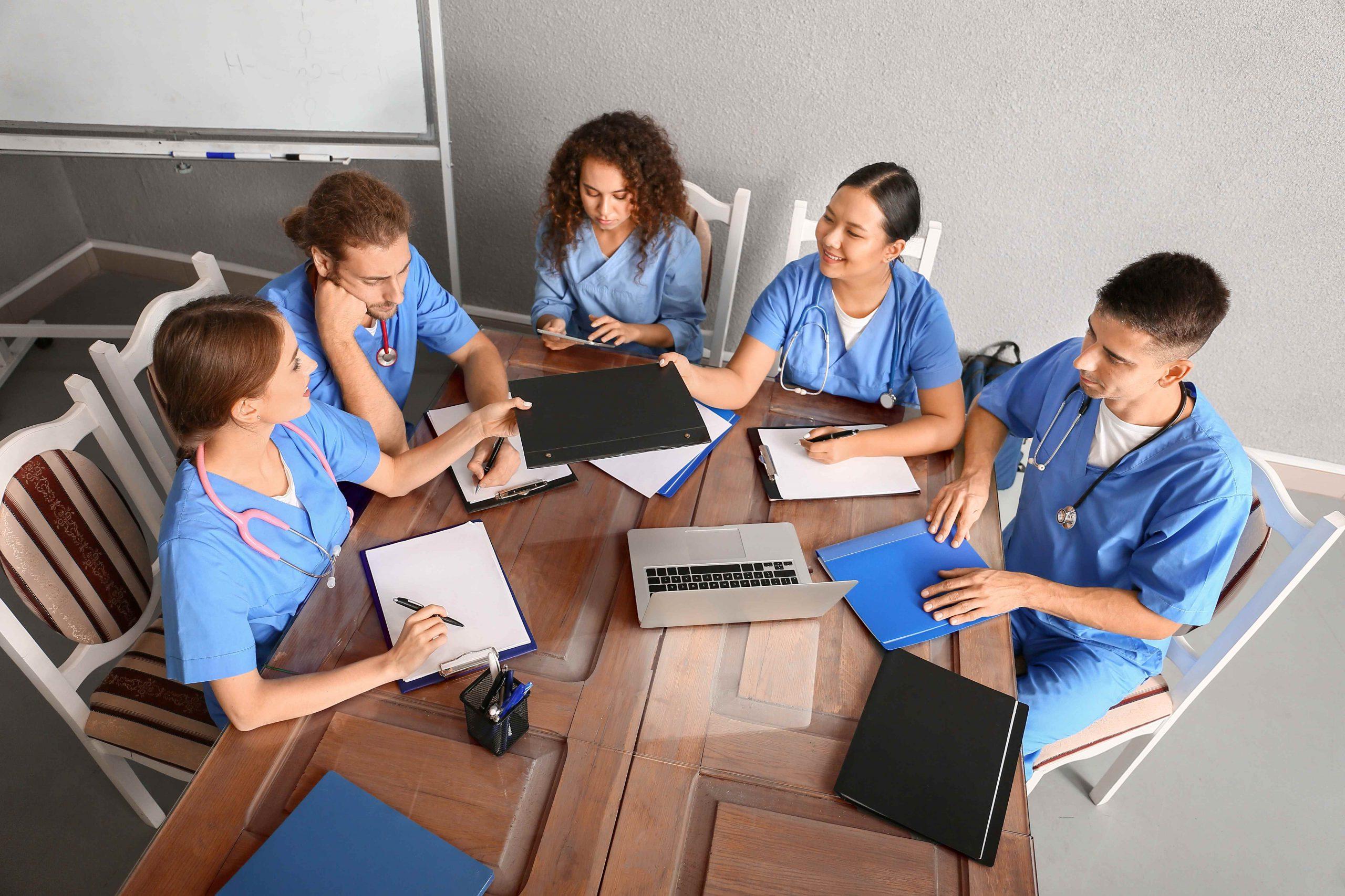 国际 Program at Beckfield College. F1签证计划. A group of nursing students are gathered at a table studying